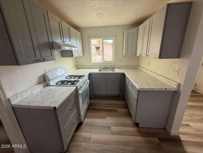 Foto del edificio - 1258 E 15th St