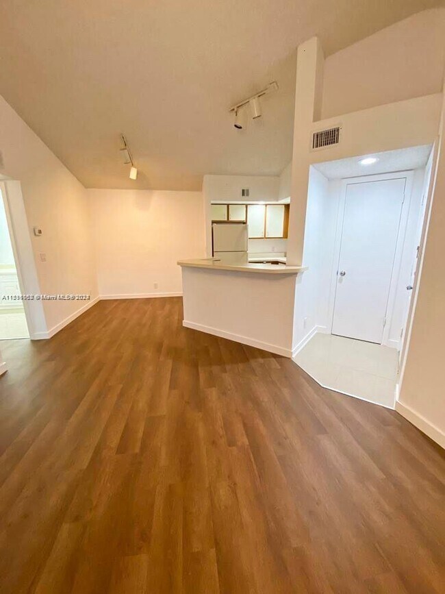 Foto del edificio - 3390 Pinewalk Dr N