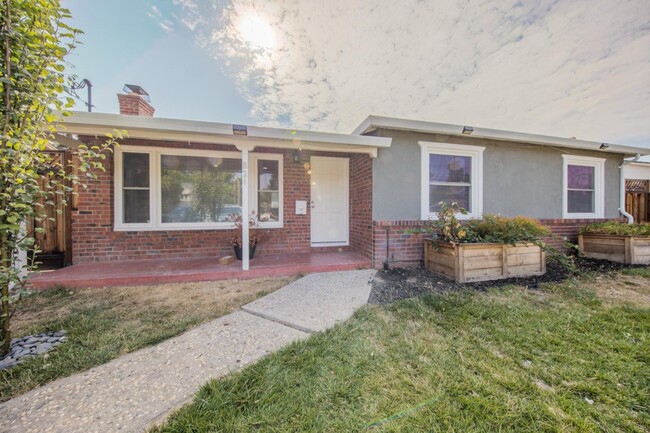 Building Photo - 821 Sherman Oaks Dr
