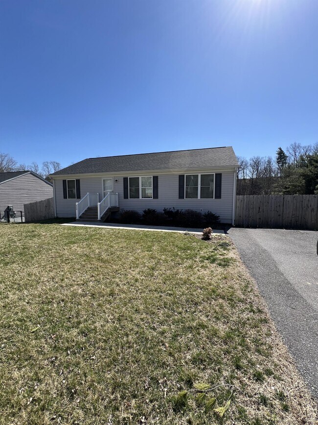 Foto del edificio - 8320 Robin Lynn Rd