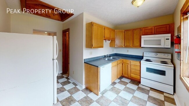 Building Photo - 1366 Indianola Ave