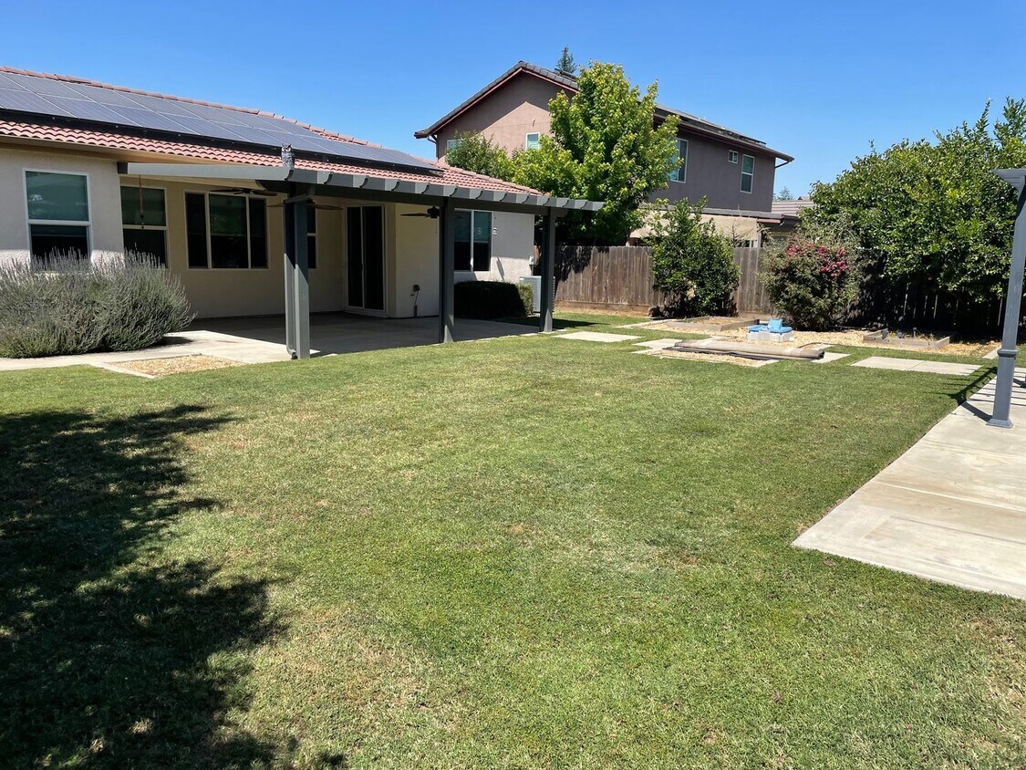 Building Photo - NW Visalia Home Coming Soon!