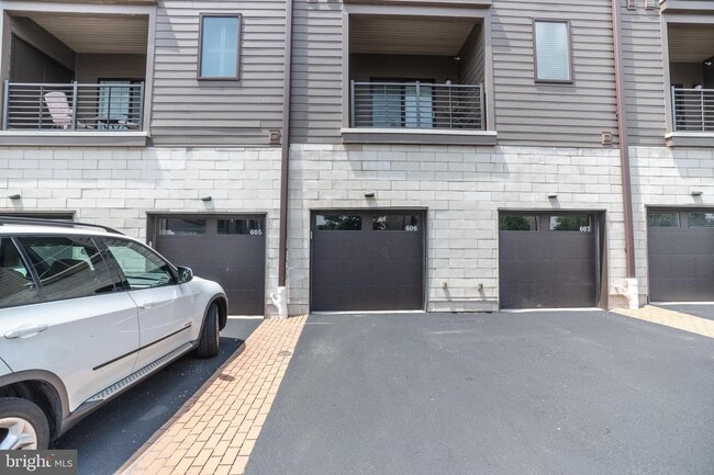 Building Photo - 606 Lakeview Ct