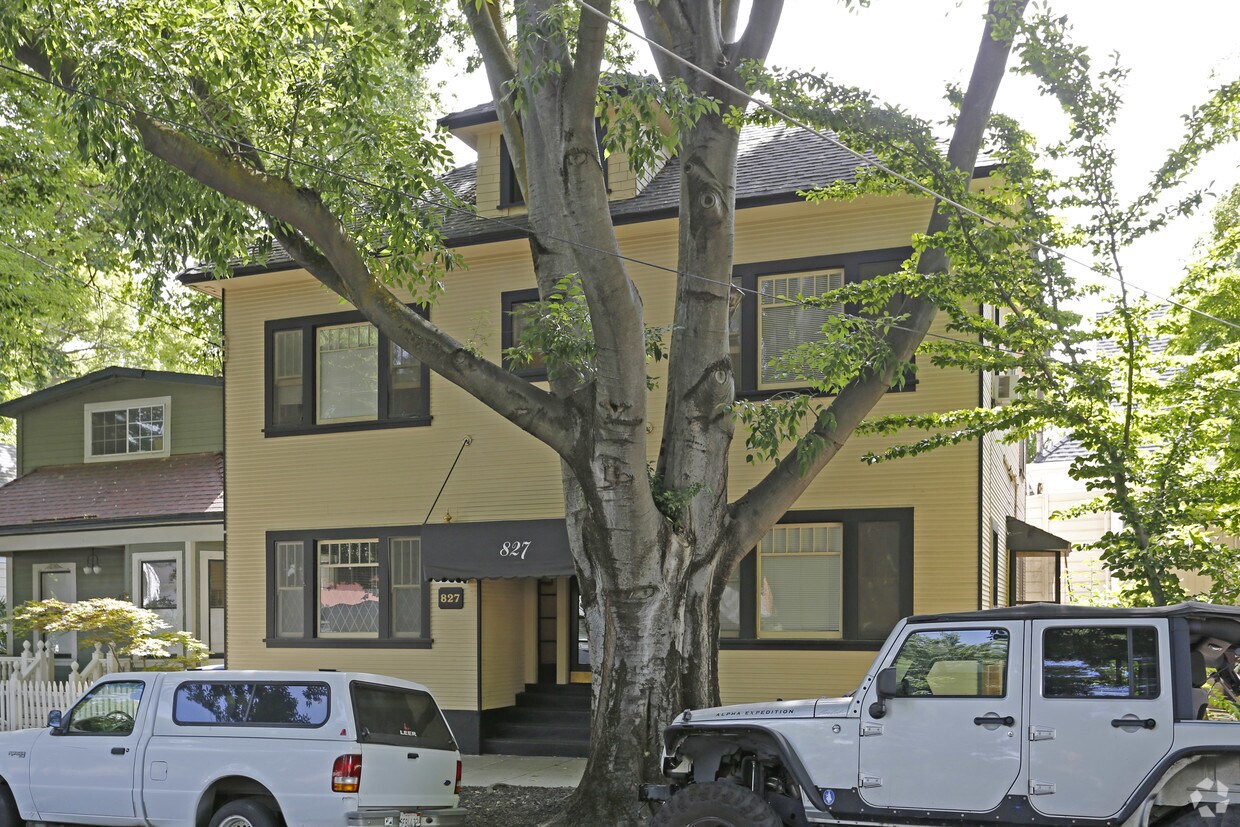 Building Photo - 827 24th St