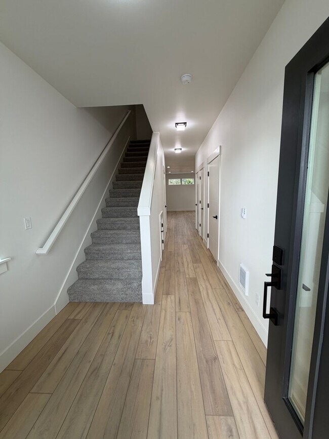 Foto del edificio - 300 Seven Oaks Ln