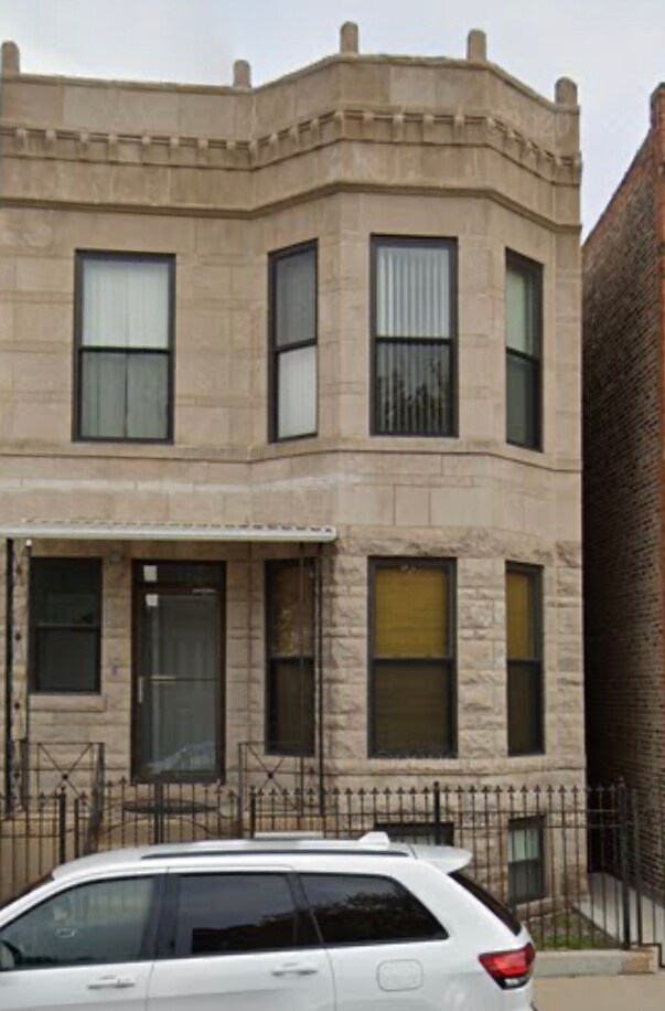 Building Photo - 2420 W Augusta Blvd