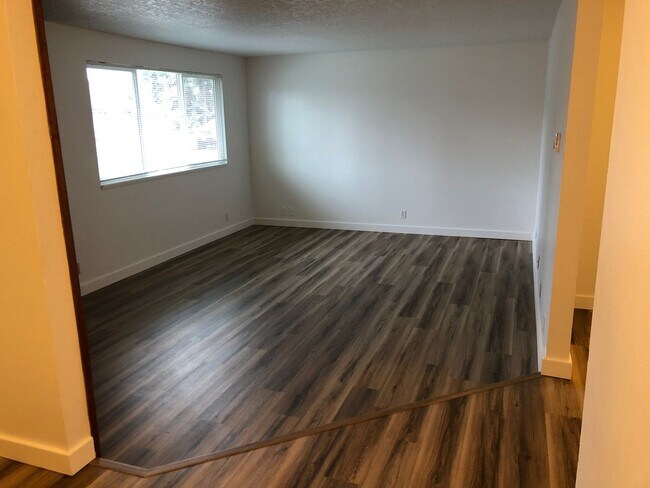 Building Photo - Updated single level 2 bedroom 1 bath duplex in Springfield!
