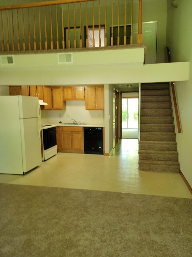 Building Photo - 703 Village Dr