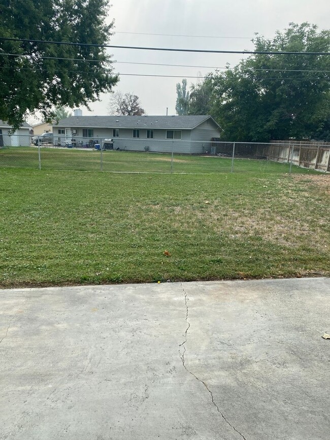 Building Photo - Recently Updated Home Near High School