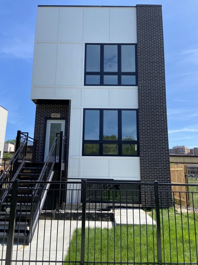 Foto principal - 4047 S Prairie Ave