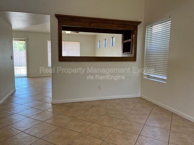 Foto del edificio - 10621 W Poinsettia Dr