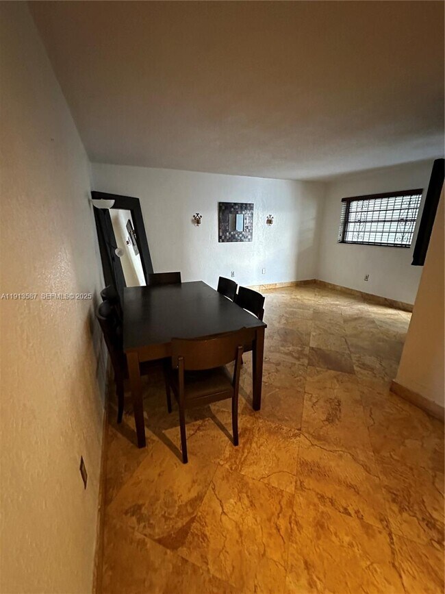 Foto del edificio - 2465 SW 18th Ave