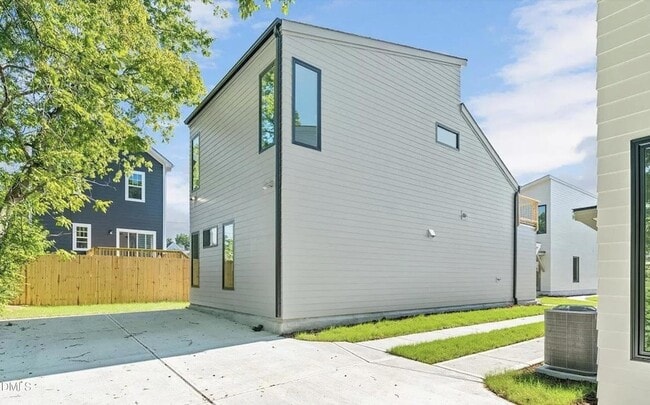 Photo - 502 Commonwealth St House