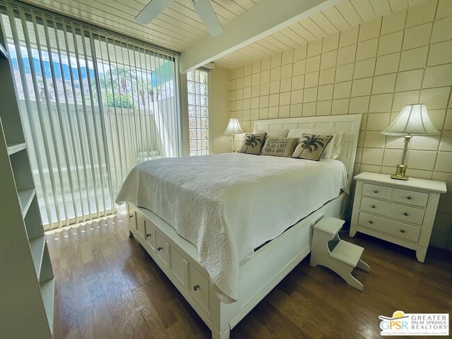 Building Photo - 1111 E Palm Canyon Dr