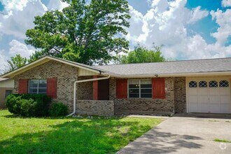 Building Photo - 204 Manor Dr