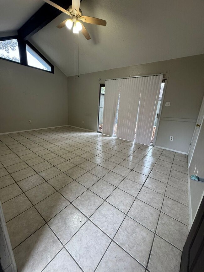 Foto del edificio - 4630 Country Creek Dr