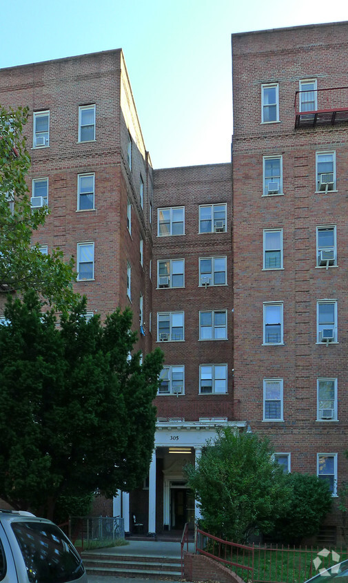 Foto del edificio - 305 Ocean Parkway