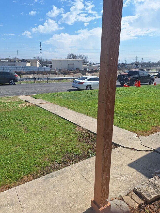 Building Photo - 2x1 Less Than $933 Big Yard, Pets OK