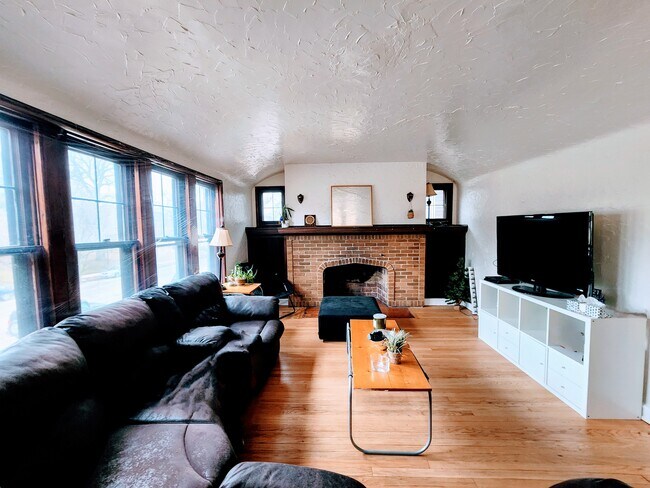 Foto del edificio - 3250 N Downer Ave