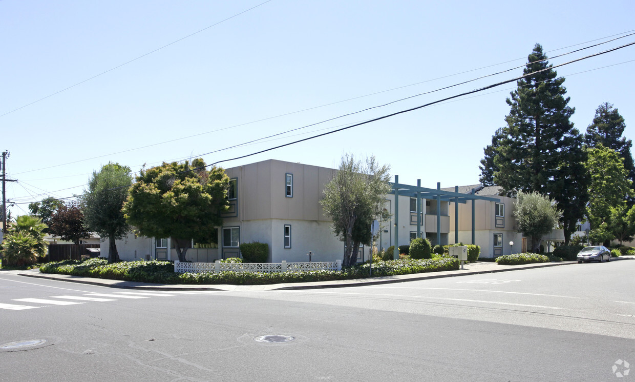 Primary Photo - Robin Plaza