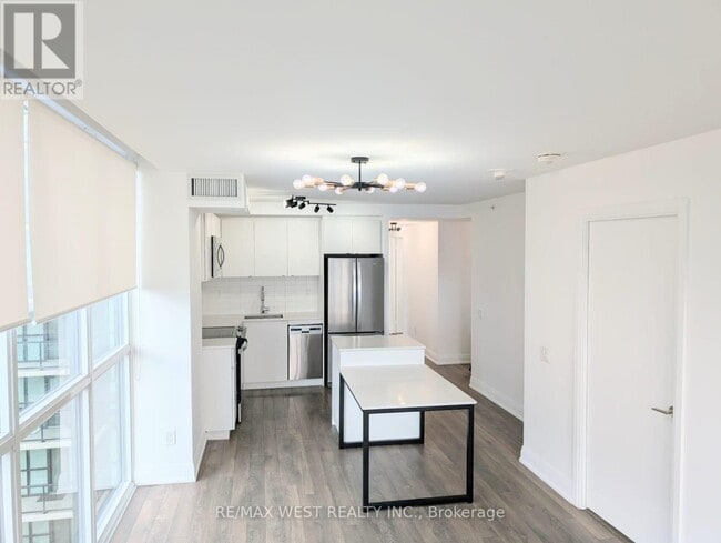 Photo du bâtiment - 1461 Lawrence Ave W