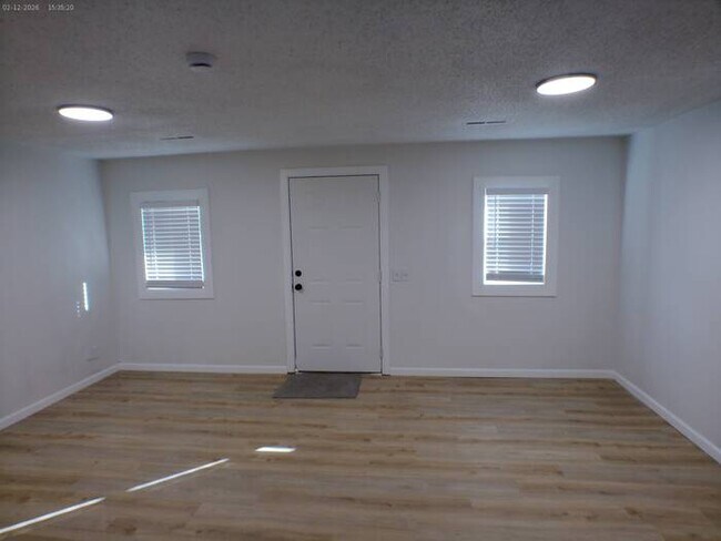 Foto del edificio - Lovely 3 bedrooms and 2 full baths ranch home located off Antioch Rd on W 81st St in Overland Park