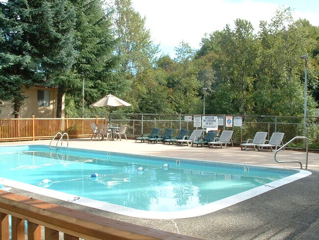 Apartamentos Skyline | Piscina - Greenbriar Village