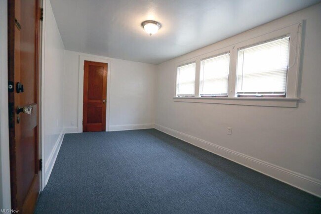 Building Photo - 698 Kling St