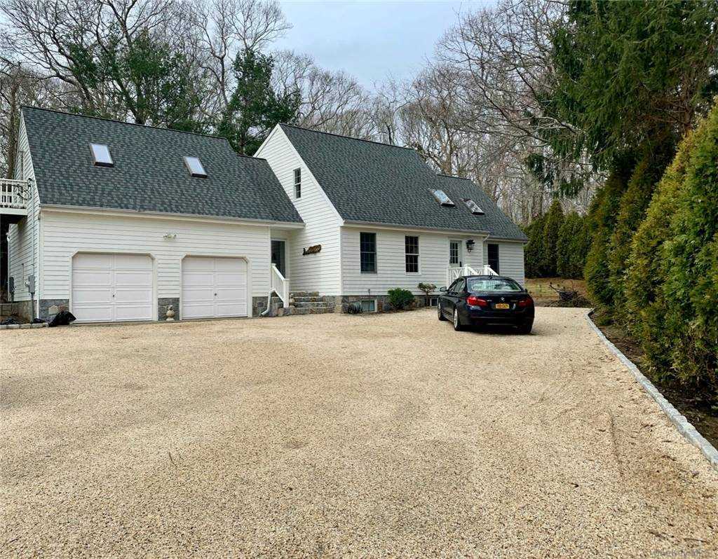 Primary Photo - 2421 Noyack Rd