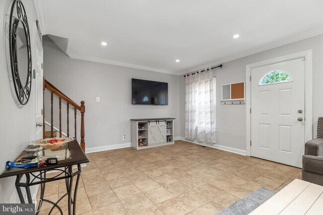 Building Photo - 305 E Dartmouth Dr