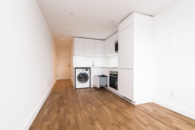 Building Photo - 800 Richmond St W