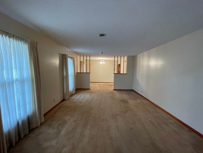Building Photo - Large one level brick ranch home in Millig...