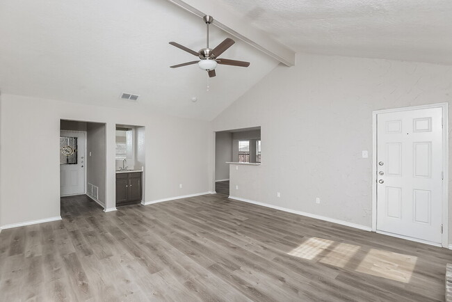 Building Photo - 2609 S Meadow Dr