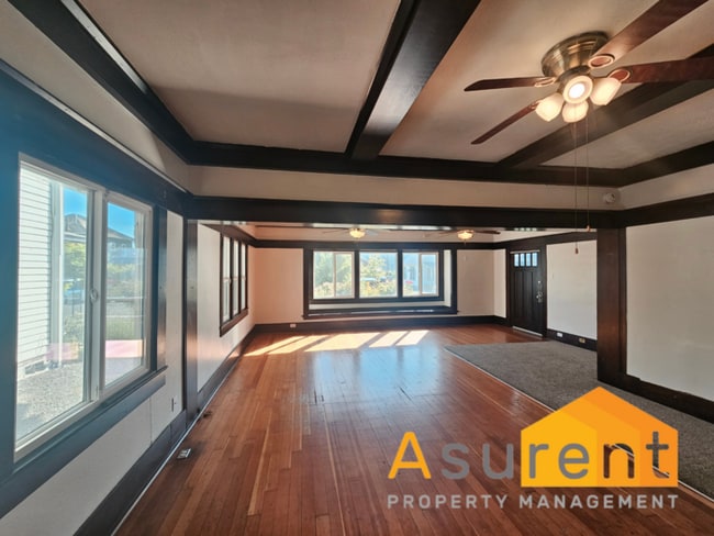 Building Photo - Charming 2 bedroom, 1 bathroom apartment l...