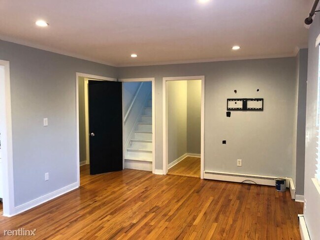 Building Photo - 3 br, 1 bath House - 829 Whitney Dr