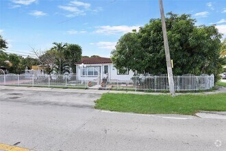 Building Photo - 450 NW 40th Ct