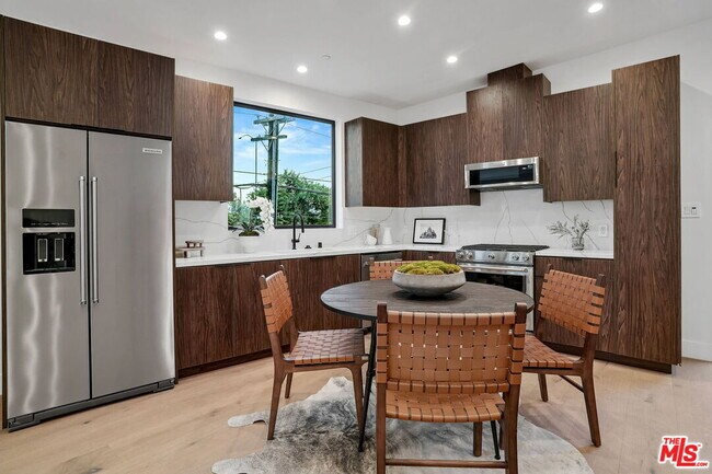 Foto del edificio - 2352 Riverside Dr