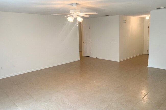 Foto del edificio - 499 Spring Brook Ln