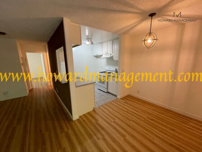 Foto del edificio - Bonus Den! Beautiful lower condo with large patio in Tara Hills, a resort style living complex!