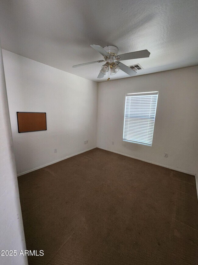 Foto del edificio - 43401 W Elizabeth Ave