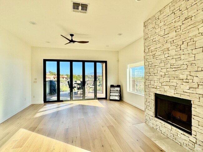 Foto del edificio - 5926 N Campo Abierto