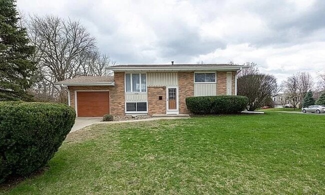 Front View - 1528 W Daytona Dr