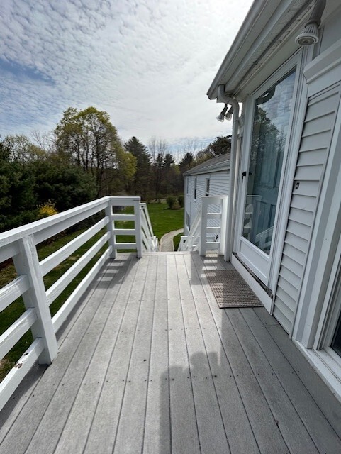 Walk-up entry - 352 Thoreau St