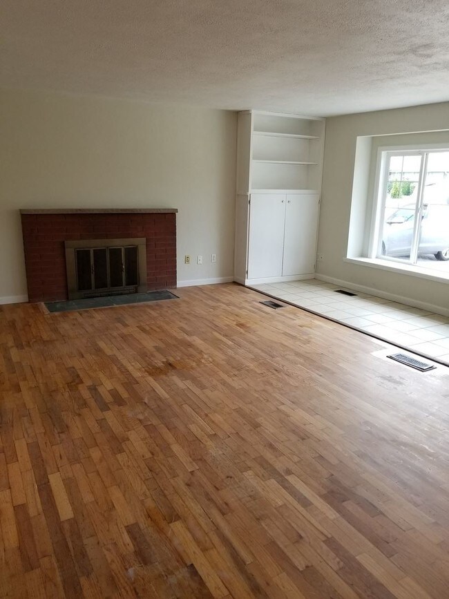 Building Photo - 10617 Westwood Dr SW