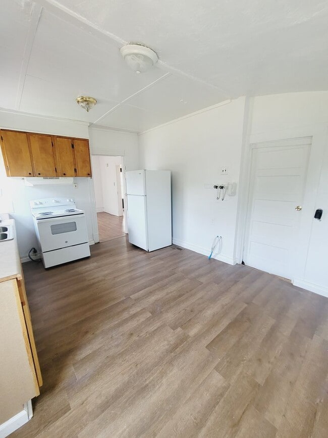 Building Photo - Bungalow with Large Yard