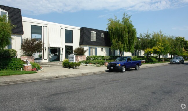 Building Photo - Blue Hills West Apartments