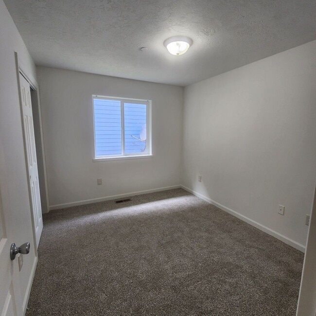 Foto del edificio - 3 Bedroom House Available in Quiet Astoria Neighborhood!