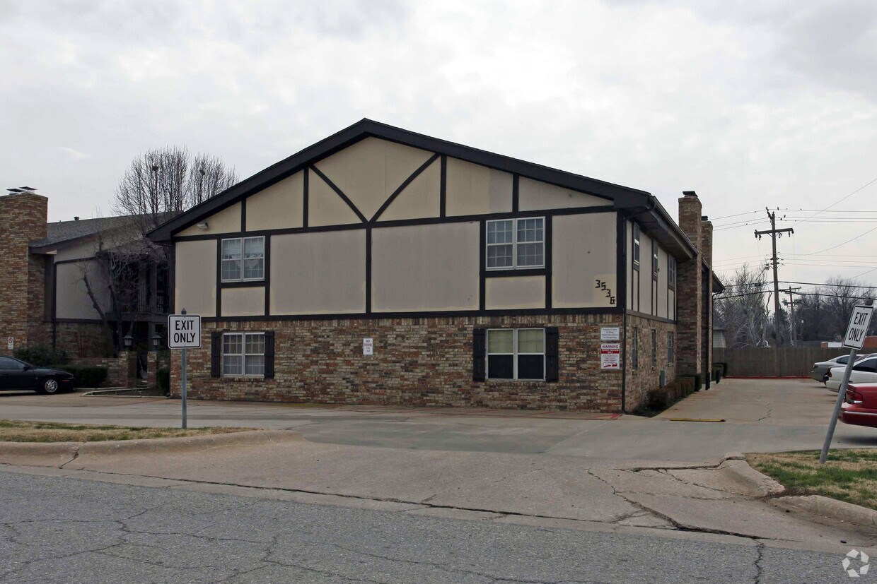 Primary Photo - Hampton House