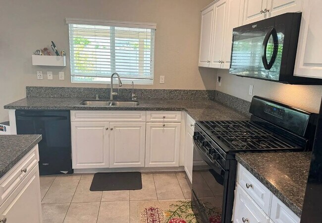Foto del edificio - Furnished 4 Bed/2 Bath Plus a Bonus Room U...