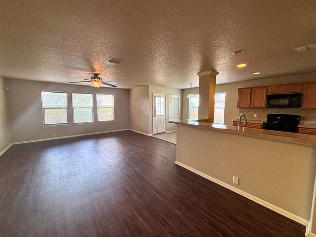 Building Photo - 5556 Columbia Dr